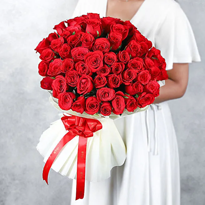 majestic-50-red-roses-bouquet_4.webp